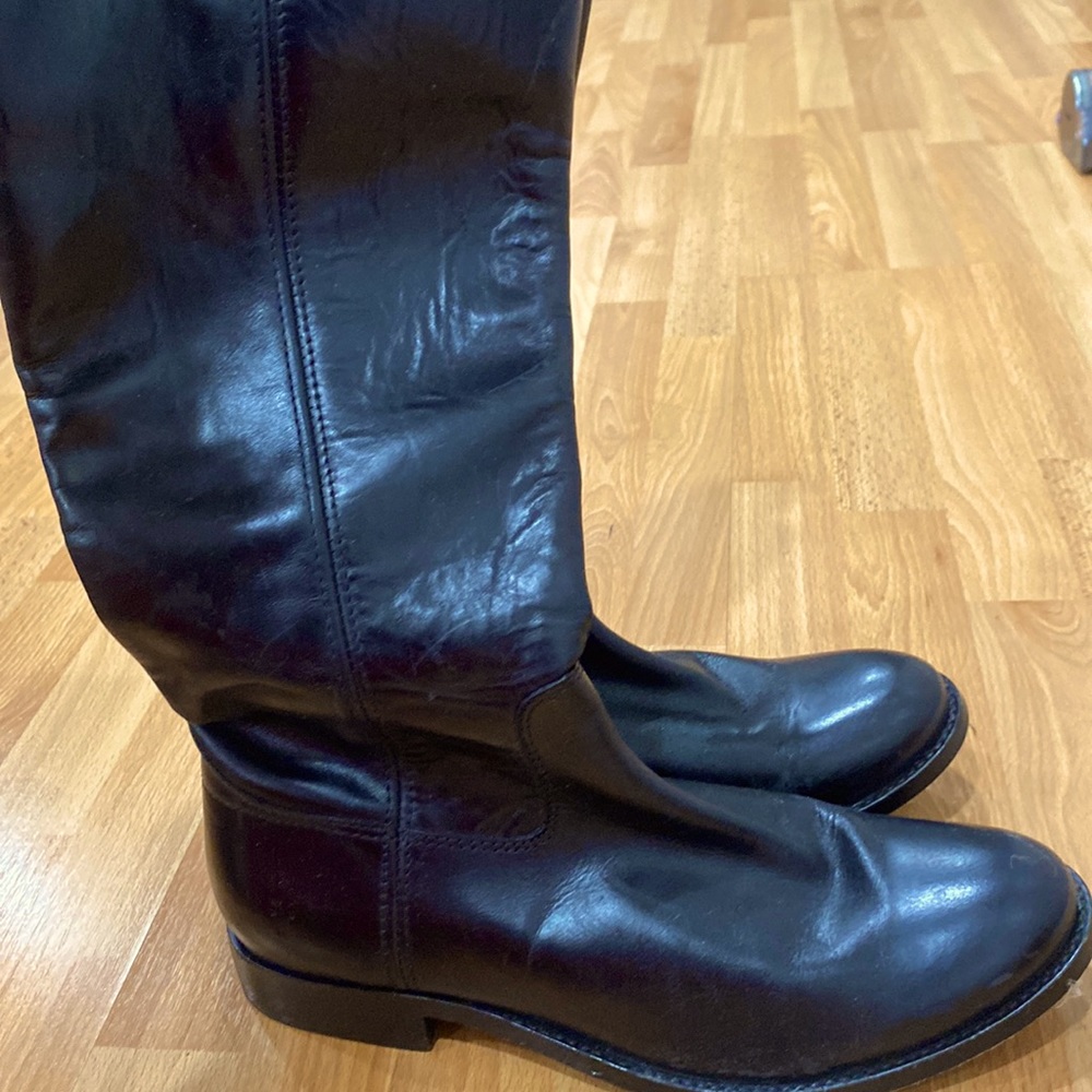 A simple riding boot style Features hardware inside zipper,rubber leather soles.